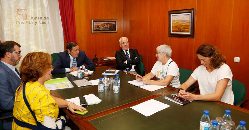 Antonio María Sáez Aguado ha analizado las demanadas que plantean las plataformas ciudadanas de Aguilar y Guardo, además de escuchar la petición de los defensores de la sanidad pública para que el futuro aparcamiento del hospital sea grautito