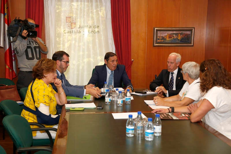 Antonio María Sáez Aguado ha analizado las demanadas que plantean las plataformas ciudadanas de Aguilar y Guardo, además de escuchar la petición de los defensores de la sanidad pública para que el futuro aparcamiento del hospital sea grautito