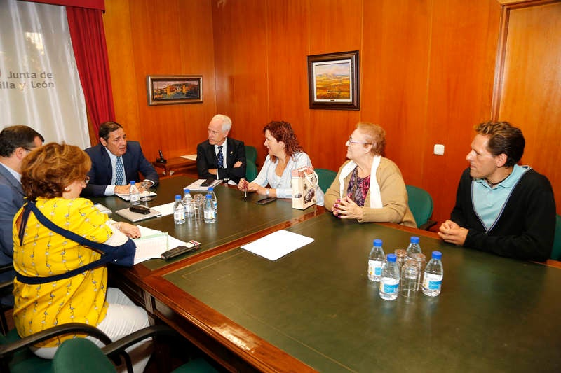 Antonio María Sáez Aguado ha analizado las demanadas que plantean las plataformas ciudadanas de Aguilar y Guardo, además de escuchar la petición de los defensores de la sanidad pública para que el futuro aparcamiento del hospital sea grautito