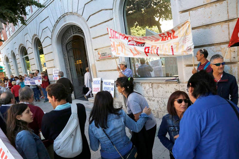 Antonio María Sáez Aguado ha analizado las demanadas que plantean las plataformas ciudadanas de Aguilar y Guardo, además de escuchar la petición de los defensores de la sanidad pública para que el futuro aparcamiento del hospital sea grautito