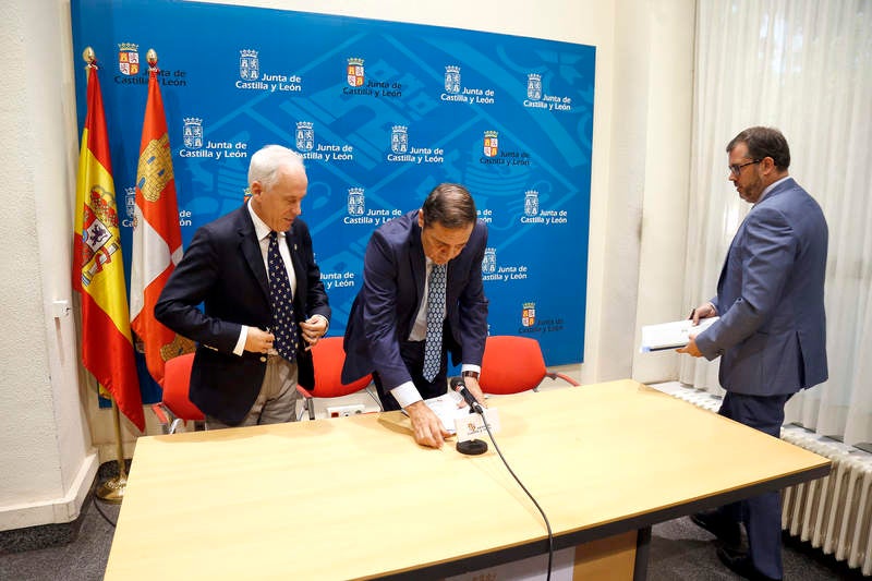 Antonio María Sáez Aguado ha analizado las demanadas que plantean las plataformas ciudadanas de Aguilar y Guardo, además de escuchar la petición de los defensores de la sanidad pública para que el futuro aparcamiento del hospital sea grautito