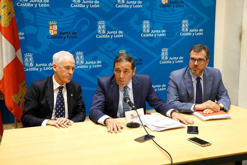 Antonio María Sáez Aguado ha analizado las demanadas que plantean las plataformas ciudadanas de Aguilar y Guardo, además de escuchar la petición de los defensores de la sanidad pública para que el futuro aparcamiento del hospital sea grautito