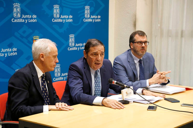 Antonio María Sáez Aguado ha analizado las demanadas que plantean las plataformas ciudadanas de Aguilar y Guardo, además de escuchar la petición de los defensores de la sanidad pública para que el futuro aparcamiento del hospital sea grautito