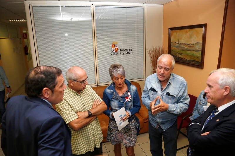 Antonio María Sáez Aguado ha analizado las demanadas que plantean las plataformas ciudadanas de Aguilar y Guardo, además de escuchar la petición de los defensores de la sanidad pública para que el futuro aparcamiento del hospital sea grautito