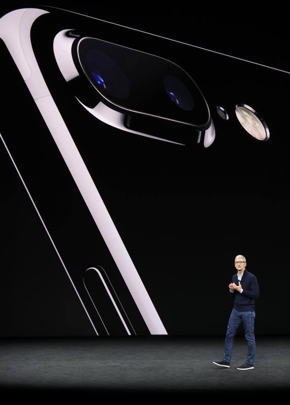 Tim Cook ha mostrado los modelos iPhone 8, 8 Plus en el Teatro Steve Jobs de la recien inaugurada nueva sede de la compañía.