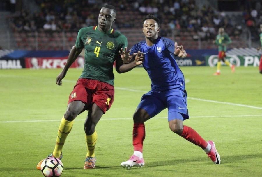 Joyskim Dawa, a la izquierda, con la elástica de Camerún. 