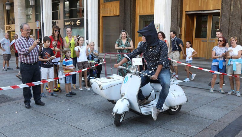 a Calle Mayor se ha convertido en un plató mágico donde el ilusionista Miguelillo ha completado un recorrido en moto con los ojos vendados