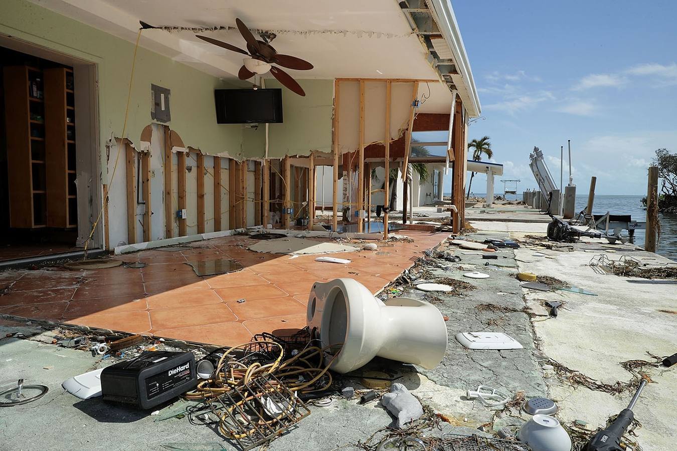 En su arrasadora trayectoria la tormenta ha dejado ya al menos medio centenar de muertos en el Caribe y Estados Unidos
