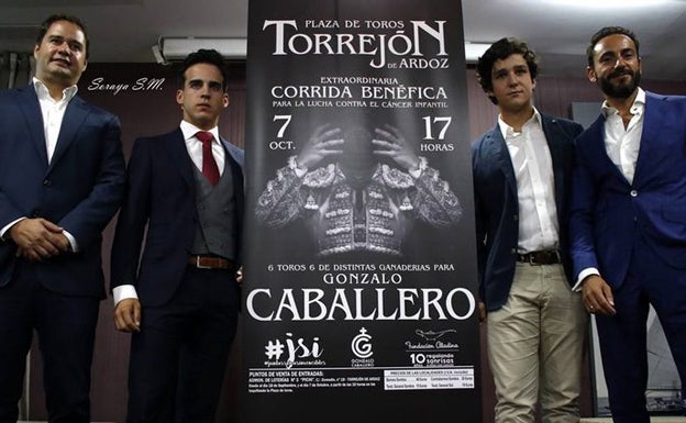 Presentación de la corrida benéfica con Froilán y Gonzalo Caballero a ambos lados del cartel. 