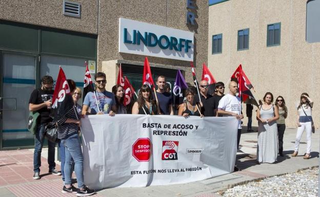 Concentración de trabajadores a las puertas de la empresa Lindorff. 