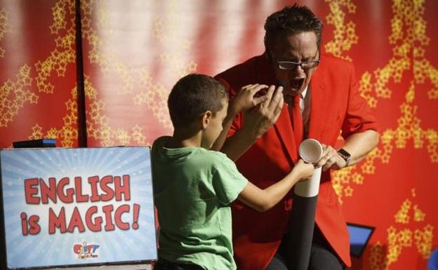 El mago artista y pedagogo inglés Cliff durante su actuación English is magic, que actúa con motivo de las XXIV Jornadas Internacionales de Magia que se celebran en Zamora.