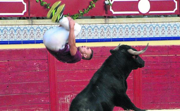 Javier Manso del Ser ‘Balotelli’ ejecuta un salto a un novillo. 