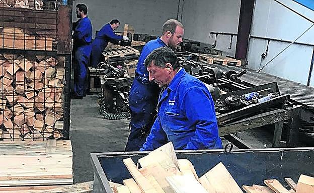 Trabajadores de una de las fábricas afectadas, en plena faena. 