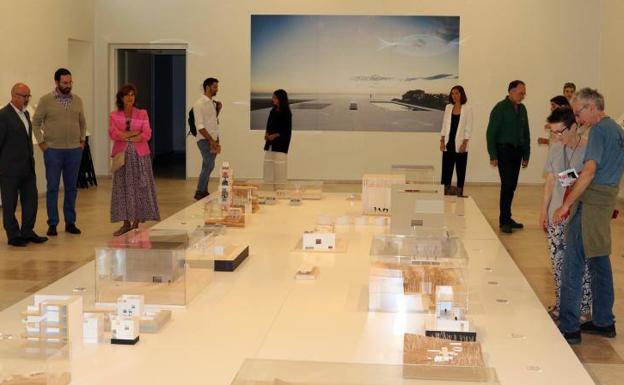 El público observa maquetas de proyectos constructivos de Alberto Campo Baeza en la sala 8 del Museo Patio Herreriano. Henar Sastre