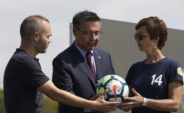 Josep Maria Bartomeu, presidente del Barça, en un acto junto a Iniesta y la hija de Johan Cruyff. 