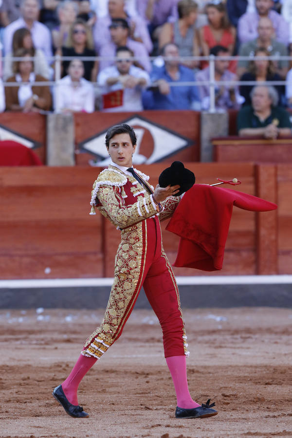 Ambos diestros salieron por la puerta grande de La Glorieta, y el torero peruano Roca Rey gustó al público por su aire elegante