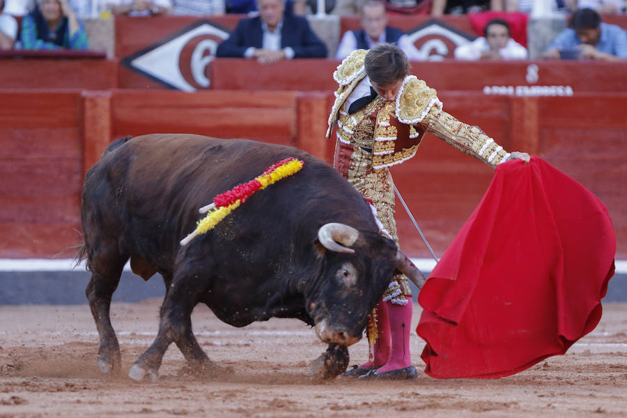 Ambos diestros salieron por la puerta grande de La Glorieta, y el torero peruano Roca Rey gustó al público por su aire elegante