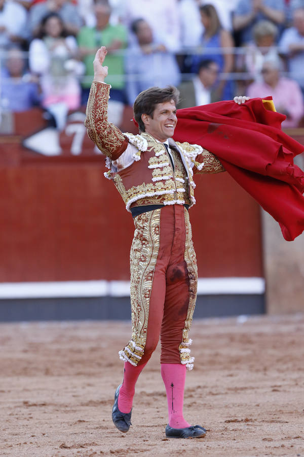 Ambos diestros salieron por la puerta grande de La Glorieta, y el torero peruano Roca Rey gustó al público por su aire elegante