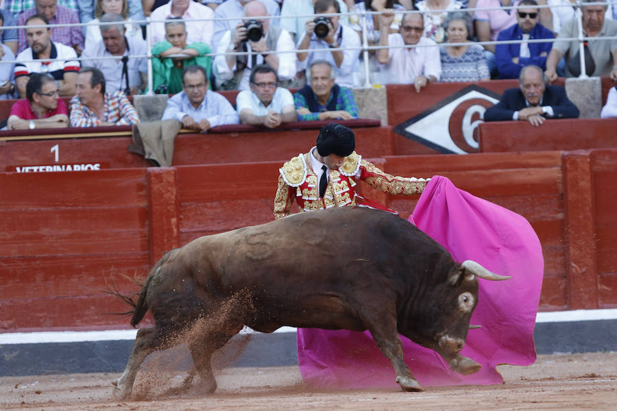 Ambos diestros salieron por la puerta grande de La Glorieta, y el torero peruano Roca Rey gustó al público por su aire elegante