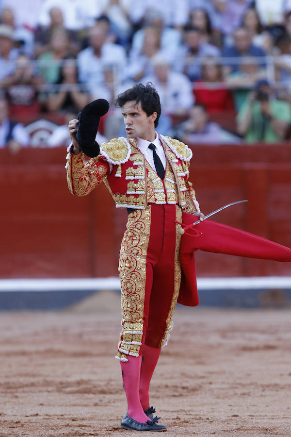 Ambos diestros salieron por la puerta grande de La Glorieta, y el torero peruano Roca Rey gustó al público por su aire elegante