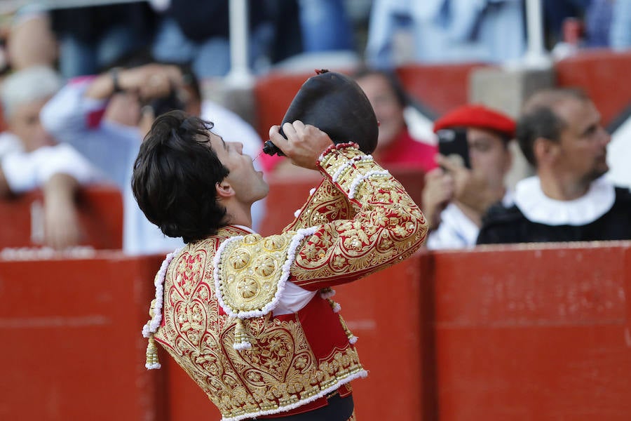 Ambos diestros salieron por la puerta grande de La Glorieta, y el torero peruano Roca Rey gustó al público por su aire elegante