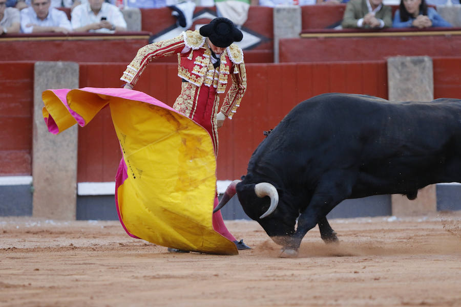 Ambos diestros salieron por la puerta grande de La Glorieta, y el torero peruano Roca Rey gustó al público por su aire elegante