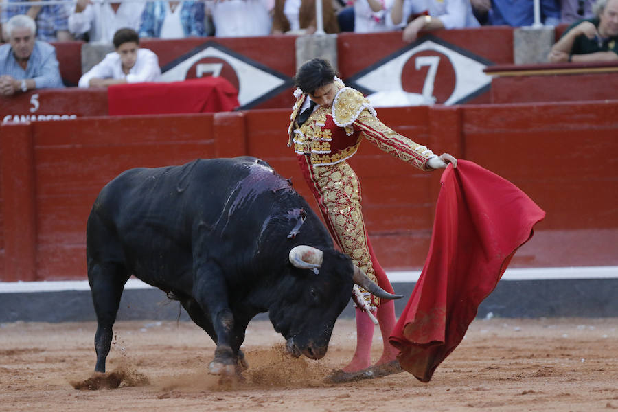 Ambos diestros salieron por la puerta grande de La Glorieta, y el torero peruano Roca Rey gustó al público por su aire elegante