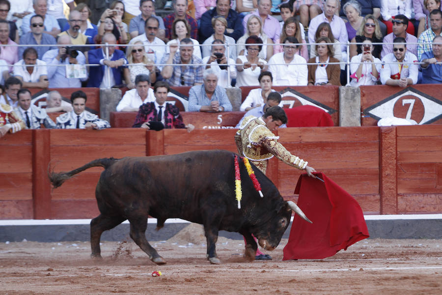 Ambos diestros salieron por la puerta grande de La Glorieta, y el torero peruano Roca Rey gustó al público por su aire elegante