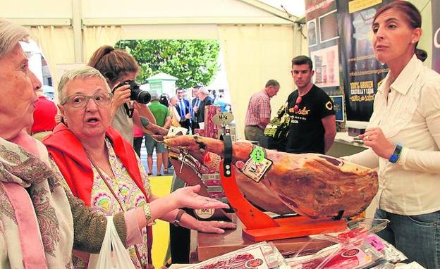 Visitantes en uno de los stands de la V Feria del Jamón. 