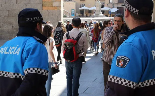 Dos policías locales de Segovia en la Calle Real.