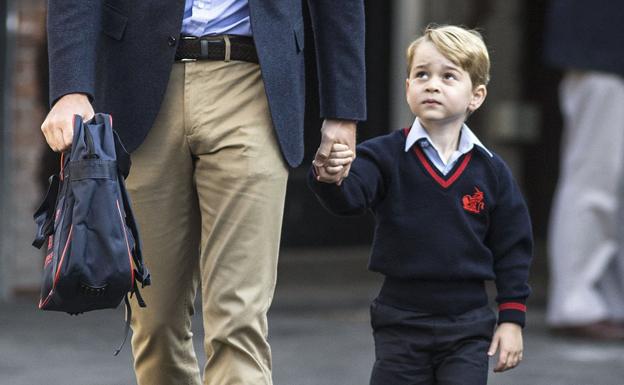 El Príncipe Guillermo lleva al Príncipe Jorge al colegio. 