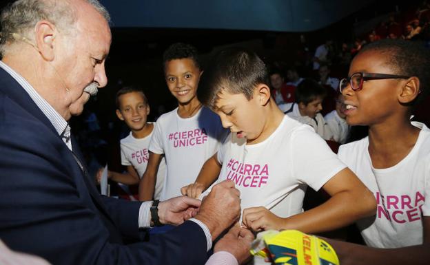 Vicente del Bosque firma camisetas en el teatro Ortega.