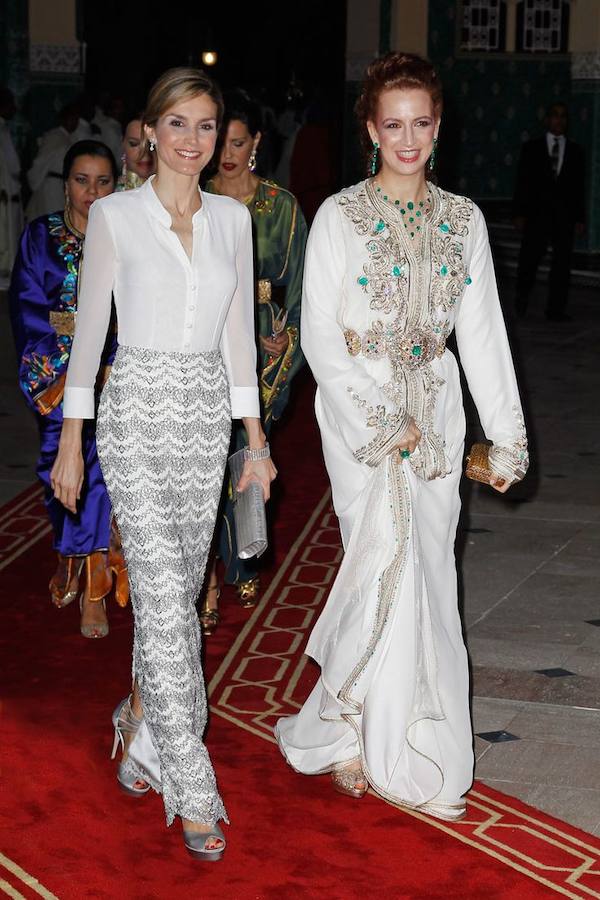 La reina Letizia, con una blusa blanca de Felipe Varela.