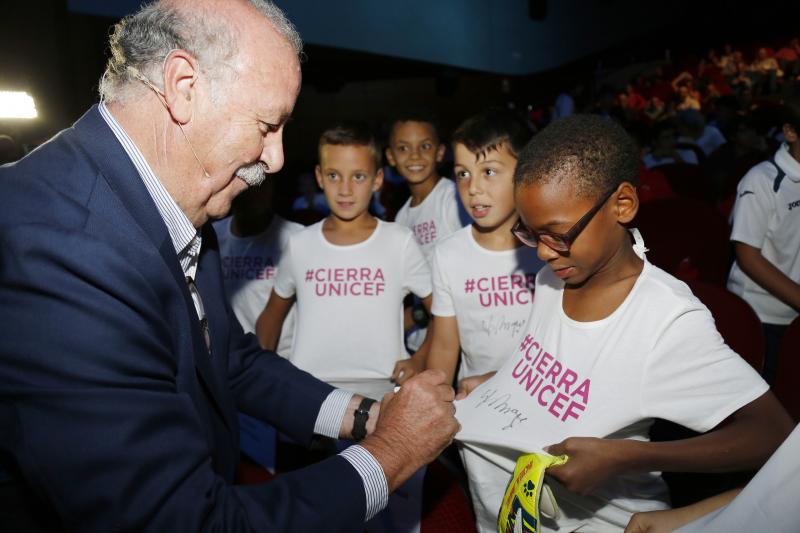 En un teatro Ortega abarrotado de chavales, el exseleccionador nacional impartió la conferencia 'Los Valores del deporte' 