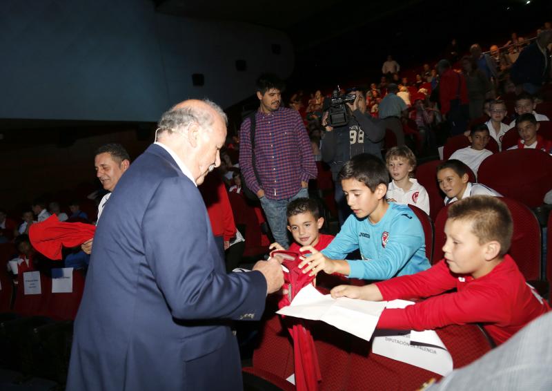 En un teatro Ortega abarrotado de chavales, el exseleccionador nacional impartió la conferencia 'Los Valores del deporte' 