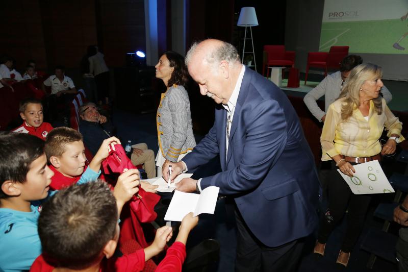 En un teatro Ortega abarrotado de chavales, el exseleccionador nacional impartió la conferencia 'Los Valores del deporte' 