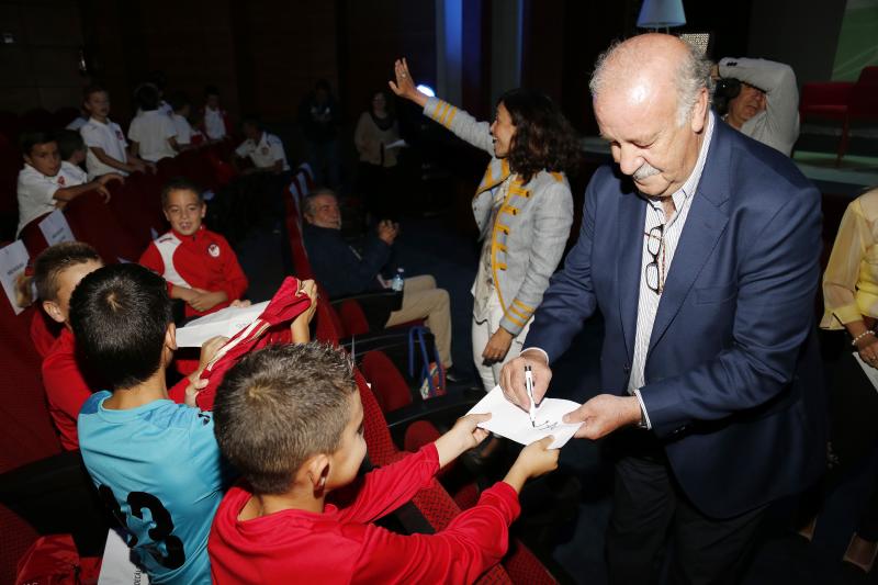 En un teatro Ortega abarrotado de chavales, el exseleccionador nacional impartió la conferencia 'Los Valores del deporte' 