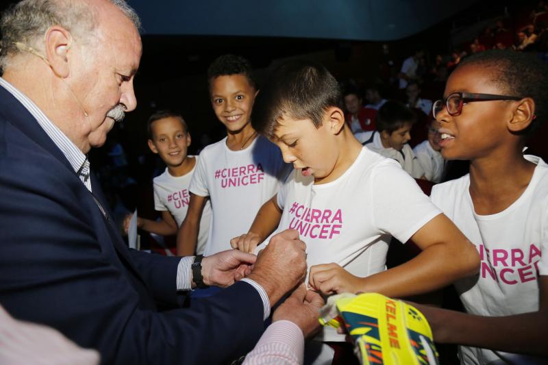 En un teatro Ortega abarrotado de chavales, el exseleccionador nacional impartió la conferencia 'Los Valores del deporte' 