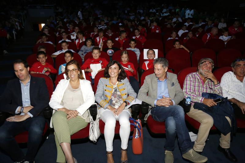 En un teatro Ortega abarrotado de chavales, el exseleccionador nacional impartió la conferencia 'Los Valores del deporte' 