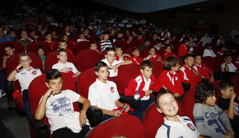 En un teatro Ortega abarrotado de chavales, el exseleccionador nacional impartió la conferencia 'Los Valores del deporte' 