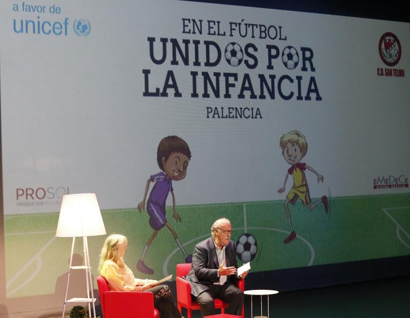 En un teatro Ortega abarrotado de chavales, el exseleccionador nacional impartió la conferencia 'Los Valores del deporte' 