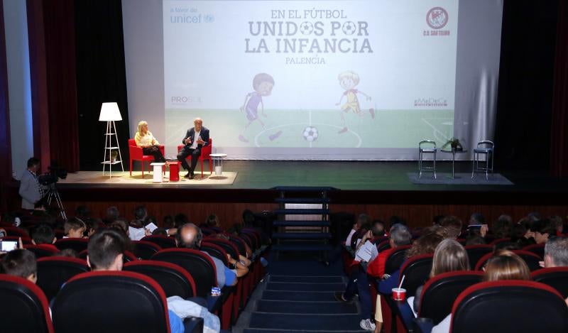 En un teatro Ortega abarrotado de chavales, el exseleccionador nacional impartió la conferencia 'Los Valores del deporte' 