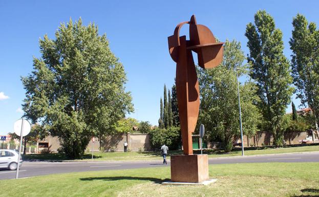 ‘Atalaya’, escultura de Carlos Albert, en la glorieta del Espolón.