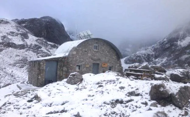 El refugio de Jou de los Cabrones rodeado de nieve.