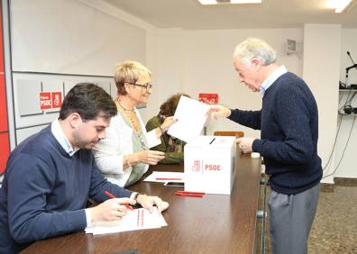 Imagen secundaria 1 - Miriam Andrés y Heliodoro Gallego votan, mientras Agustín Martínez conversa con la apoderada de su candidatura Patricia Donis tras depositar su papeleta.