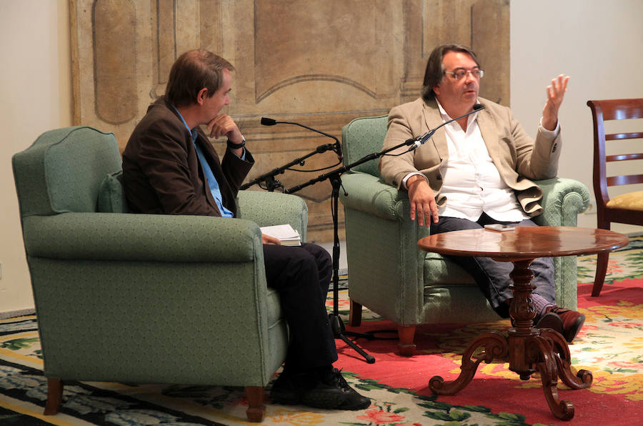 Joan Tarrida (i) y Jesús Ruiz Mantilla conversan en el evento del Hay Festival en la Granja de San Ildefonso. 