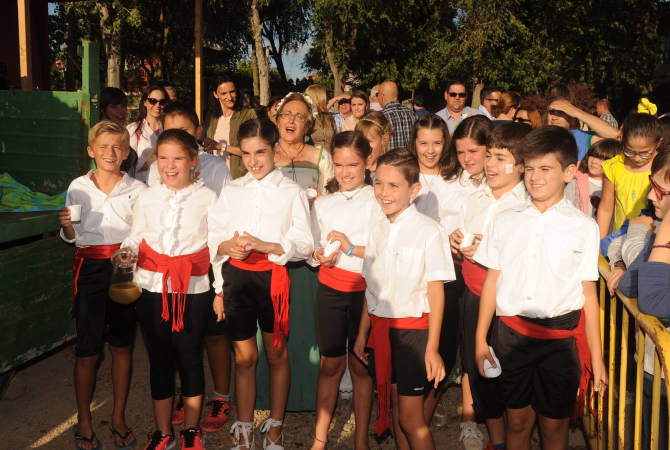 El plato fuerte del día fue el tradicional pisado de 150 kilos de uva y la posterior degustación del primer mosto de la cosecha de 2017