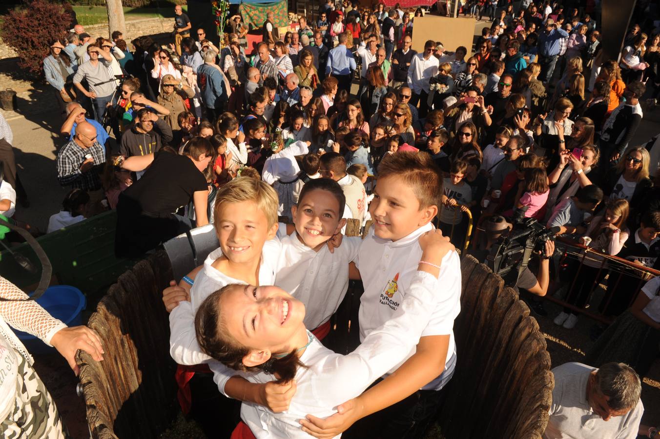El plato fuerte del día fue el tradicional pisado de 150 kilos de uva y la posterior degustación del primer mosto de la cosecha de 2017