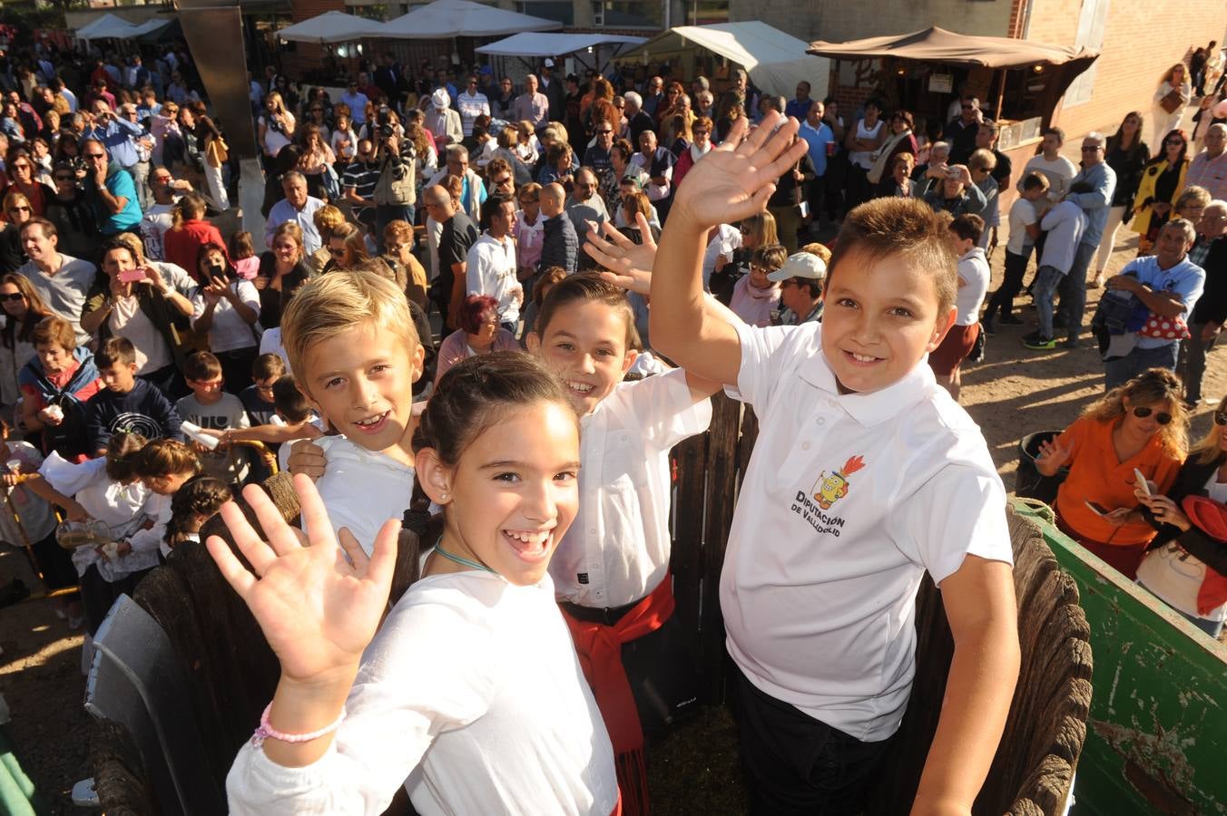 El plato fuerte del día fue el tradicional pisado de 150 kilos de uva y la posterior degustación del primer mosto de la cosecha de 2017