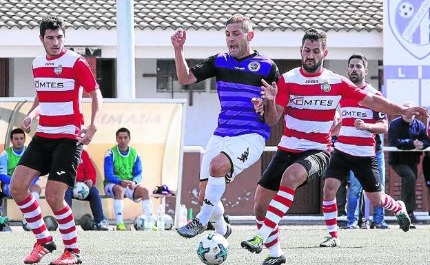 Un momento del partido entre el Deportivo y el Villarcayo.